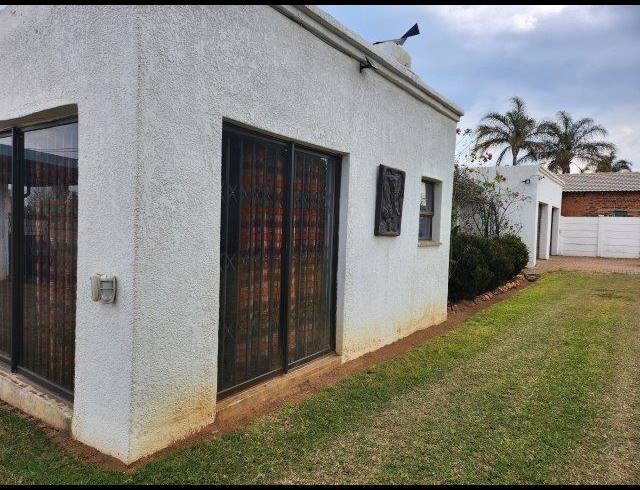 4 BEDROOM HOUSE FOR SALE IN VAN RIEBEECK PARK